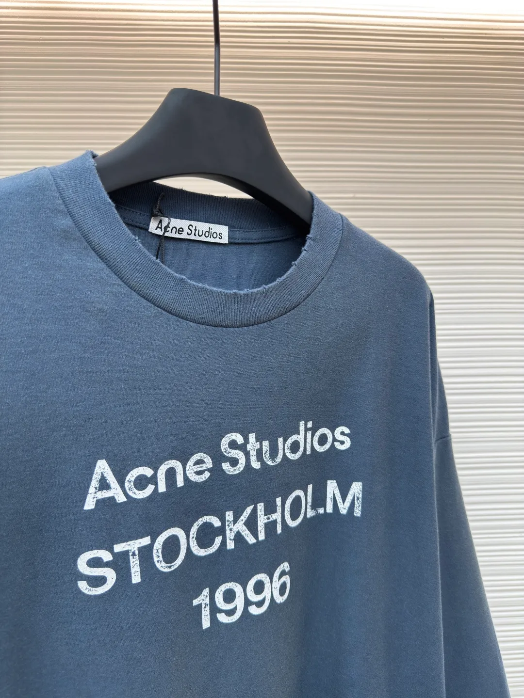 Acne Studios 1966 mud-dyed washed and aged long sleeves ●Authentic product: purchased and developed by 2279 ●Item number: 1680625-A15 ●Fabric: super soft cotton fabric ●Technology: washed and distressed ●Version: loose fit ●Weight: about 395 grams ●Size: S-M-L-XL ●Description: Made of ultra-soft pure cotton fabric, garment-dyed, washed and distressed, the chest part has a dirty feel, and the lower part shows a gradient effect. The neckline is slightly frayed to better fit the overall tone. The overall line is straight and delicate, the fabric is comfortable and soft, and the color is consistent without color difference. It can be matched with the same style to create a fashionable look and control various occasions. Customized accessories, complete with three standards, the same style for men and women!